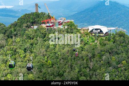 Seilbahnen, die Touristen zum Besuch der Sky Bridge transportieren, über die hohen bewaldeten Gipfel und die dramatische Landschaft des zweithöchsten Berges Stockfoto