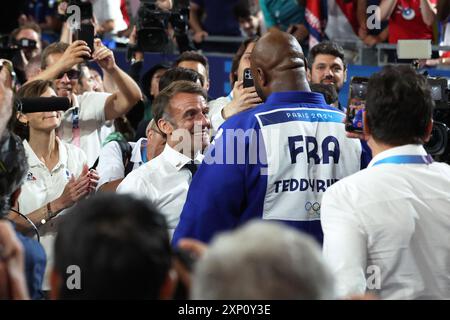 Paris, Frankreich. August 2024. (L zu R) Emmanuel Macron französischer Präsident, Teddy Riner (FRA) Judo: 100 kg-Finale der Männer während der Olympischen Spiele 2024 in Paris in der Champ de Mars Arena in Paris, Frankreich. Quelle: Koji Aoki/AFLO SPORT/Alamy Live News Stockfoto