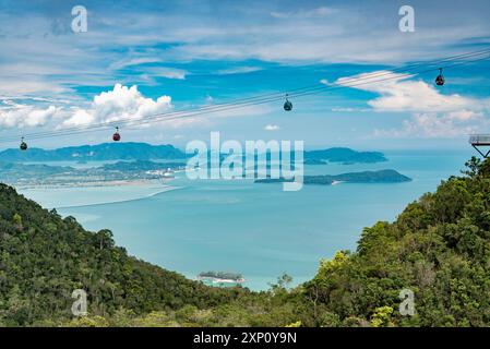 Langkawi-Seilbahnen fahren durch die spetaculare Landschaft auf der Insel, von der Stahlseilbrücke aus gesehen, die sich hoch über die bewaldeten Gipfel des Mat CI schlängelt Stockfoto