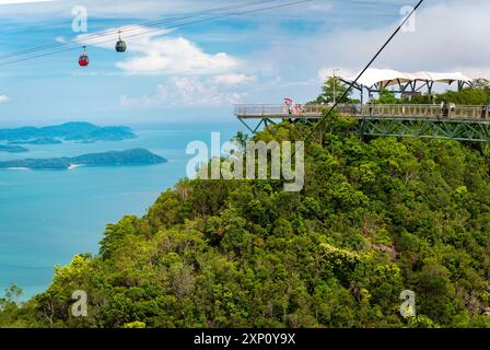 Langkawi-Seilbahnen fahren durch die spetaculare Landschaft auf der Insel, von der Stahlseilbrücke aus gesehen, die sich hoch über die bewaldeten Gipfel des Mat CI schlängelt Stockfoto