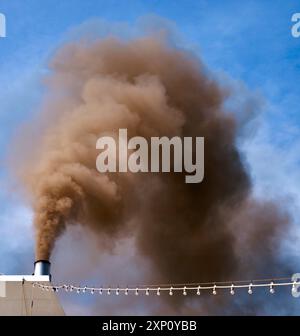 Rauch aus einem Schornstein. Stockfoto