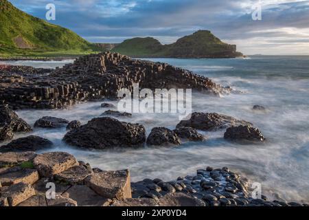 Giant's Causeway in County Antrim, Nordirland, Großbritannien. Dieser große Abschnitt von 40.000 schwarzen Basaltsäulen ist das Ergebnis von gekühlter Lava aus Vulkanausbrüchen, die vor über 50 Millionen Jahren stattfanden. Stockfoto
