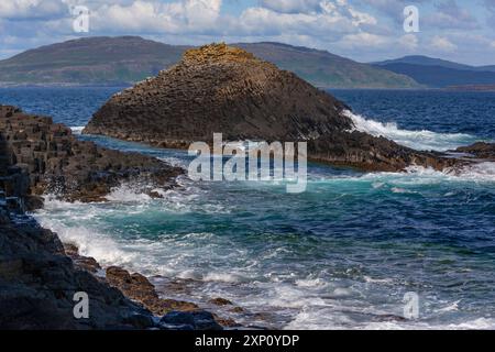 Basaltgesteinsformationen auf der Insel Staffa, Innere Hebriden, Schottland. Basalt ist ein extrudiertes magmatisches Gestein, das sich aus einem Lavastrom an der Oberfläche gebildet hat. Stockfoto