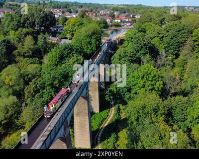 Aus der Vogelperspektive des Pontcysyllte Aquädukts, der den Llangollen Canal über den Dee im Nordosten von Wales führt. Stockfoto