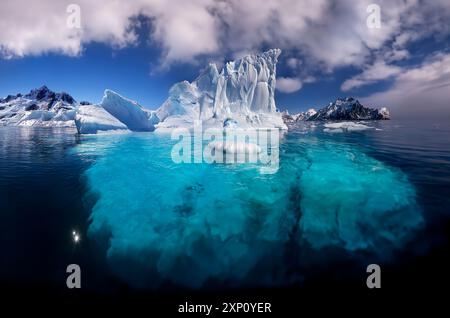 Eisberge schwimmen im Meer vor der Küste der Antarktis. Stockfoto