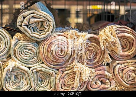 Gewebte Teppiche aus natürlichen Materialien, Baumwolle, Bambus, Sackleinen, Katzenschwanz Stockfoto