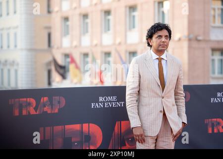 Rom, Italien. August 2024. Regisseur M. Night Shyamalan nimmt am 2. August 2024 an der Fotokonferenz für „Trap“ im Cinema Barberini in Rom Teil. (Foto: Luca Carlino/NurPhoto) Credit: NurPhoto SRL/Alamy Live News Stockfoto