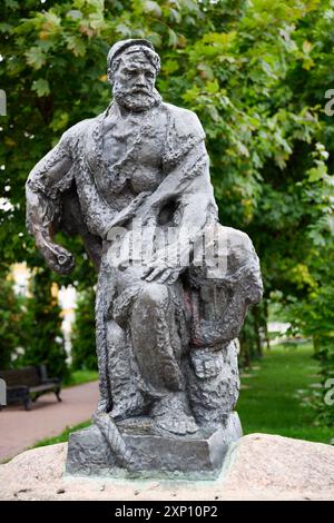 RYBINSK, RUSSLAND - 20. AUGUST 2023. Ein Denkmal mit der Inschrift: 'Burlak. Der Bildhauer Pisarevsky. Sie wurde in Rybinsk, der ehemaligen Hauptstadt, gegründet Stockfoto