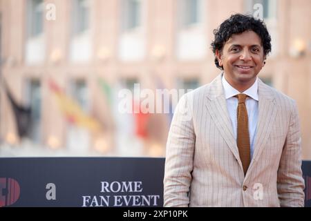 Rom, Italien. August 2024. Regisseur M. Night Shyamalan nimmt am 2. August 2024 an der Fotokonferenz für „Trap“ im Cinema Barberini in Rom Teil. (Foto: Luca Carlino/NurPhoto) Credit: NurPhoto SRL/Alamy Live News Stockfoto