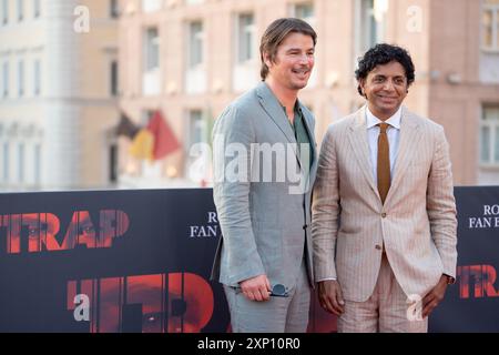 Rom, Italien. August 2024. Der Schauspieler Josh Hartnett und der Regisseur M. Night Shyamalan nehmen am 2. August 2024 an der Fotokonferenz für „Trap“ im Cinema Barberini in Rom Teil. (Foto: Luca Carlino/NurPhoto)0 Credit: NurPhoto SRL/Alamy Live News Stockfoto