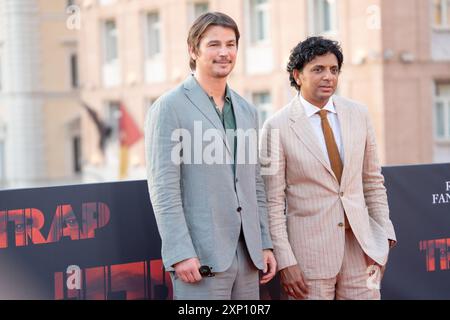 Rom, Italien. August 2024. Der Schauspieler Josh Hartnett und der Regisseur M. Night Shyamalan nehmen am 2. August 2024 an der Fotokonferenz für „Trap“ im Cinema Barberini in Rom Teil. (Foto: Luca Carlino/NurPhoto)0 Credit: NurPhoto SRL/Alamy Live News Stockfoto