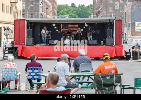 Bluzillion beim 5. Jährlichen Old Couch Music fest im Capitol Theater in Burlington, Iowa Stockfoto