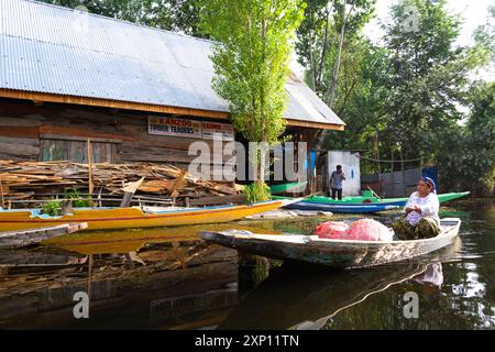 109) das alte Kanu gleitet entlang der Glasfläche des Dal Lake Stockfoto