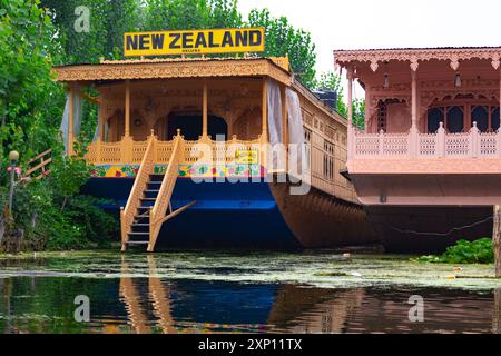 Alte Hausboote entlang des Seeufers in Srinagar Stockfoto