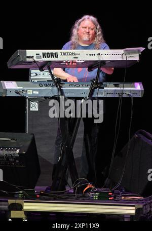 Sc. August 2024. Jefferson Starship, Chris Smith auf der Bühne für Dave Masons Traffic Jam in Concert mit Jefferson Starship, Peace Concert Hall, Greenville, SC, 02. August, 2024. Quelle: Derek Storm/Everett Collection/Alamy Live News Stockfoto