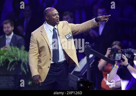 Canton, Usa. August 2024. Dwight Freeney, der 2024 in der Pro Football Hall of Fame eingestiegen ist, feiert, nachdem er seine Goldjacke von der Hall of Famer Bruce Smith während der Zeremonie der Goldjacke in Canton, Ohio, am Freitag, den 2. August 2024 erhalten hat. Foto: Aaron Josefczyk/UPI Credit: UPI/Alamy Live News Stockfoto