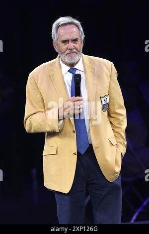 Canton, Usa. August 2024. Der ehemalige NFL-Quarterback und Pro Football Hall of Famer, Dan Fouts, gibt die Mitglieder der Hall of Fame während der Zeremonie 2024 in Canton, Ohio, am Freitag, den 2. August 2024 bekannt. Foto: Aaron Josefczyk/UPI Credit: UPI/Alamy Live News Stockfoto