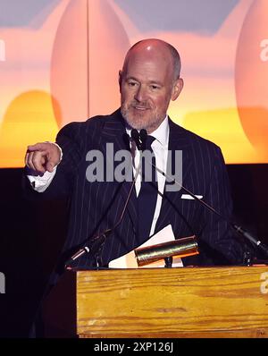 Canton, Usa. August 2024. Sportsgeist Rich Eisen spricht während der Gold-Jacke-Zeremonie der Pro Football Hall of Fame 2024 in Canton, Ohio, am Freitag, den 2. August 2024. Foto: Aaron Josefczyk/UPI Credit: UPI/Alamy Live News Stockfoto