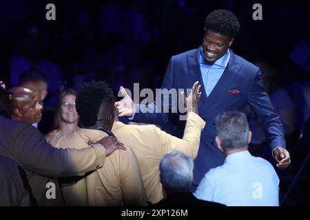 Canton, Usa. August 2024. Andre Johnson (R), der 2024 in der Pro Football Hall of Fame eingestiegen ist, wird von der Hall of Farmers begrüßt, bevor er seine Goldjacke erhält. Während der Zeremonie der Goldjacke in Canton, Ohio, am Freitag, den 2. August 2024. Foto: Aaron Josefczyk/UPI Credit: UPI/Alamy Live News Stockfoto