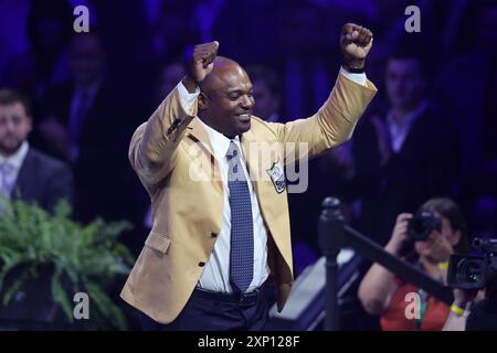 Canton, Usa. August 2024. Dwight Freeney, der 2024 in der Pro Football Hall of Fame eingestiegen ist, feiert, nachdem er seine Goldjacke von der Hall of Famer Bruce Smith während der Zeremonie der Goldjacke in Canton, Ohio, am Freitag, den 2. August 2024 erhalten hat. Foto: Aaron Josefczyk/UPI Credit: UPI/Alamy Live News Stockfoto