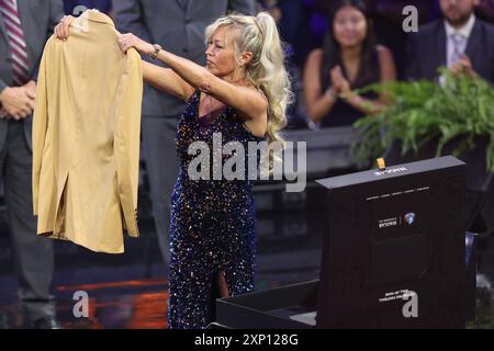 Canton, Usa. August 2024. Misty McMichael, Ehefrau des 2024 in der Pro Football Hall of Fame einführenden Steve McMichael, hält am Freitag, den 2. August 2024 in Canton, Ohio, ihre Goldjacke in die Hand. Foto: Aaron Josefczyk/UPI Credit: UPI/Alamy Live News Stockfoto