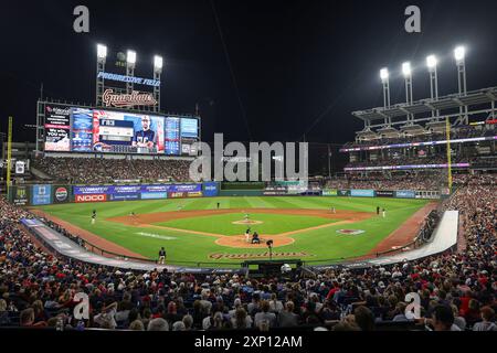 Cleveland, Ohio, USA. August 2024. Eine allgemeine Ansicht des Feldes während eines MLB-Spiels zwischen den Cleveland Guardians und den Baltimore Orioles am 2. August 2024 im Progressive Field. Die Wächter schlugen die Orioles mit 8:4. (Kreditbild: © Kim Hukari/ZUMA Press Wire) NUR REDAKTIONELLE VERWENDUNG! Nicht für kommerzielle ZWECKE! Stockfoto