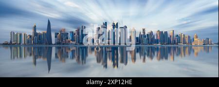 Die Panorama-Skyline von Doha, Katar bei Sonnenaufgang Stockfoto