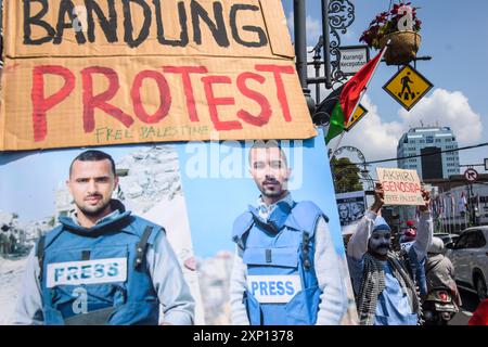 Bandung, West-Java, Indonesien. August 2024. Der indonesische Mimienkünstler Wanggi Hoediyanto, der Teil des Bandung Spirit of Palestine ist, hält ein Plakat während eines Protestes am Global Solidarity Day für Gaza am Dasasila Monument in Bandung, West-Java. Der Protest, der zeitgleich mit dem 300. Tag des israelischen Völkermords in Palästina stattfand, forderte ein Ende des israelischen Massakers an Palästinensern und die sofortige Einreise der Hilfe in Palästina und drückte sein Beileid für die Ermordung des Hamas-Führers Ismail Haniyeh aus. (Kreditbild: © Dimas Rachmatsyah/ZUMA Press Wire) NUR REDAKTIONELLE VERWENDUNG! Nicht Stockfoto