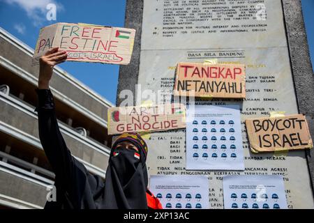 Bandung, West-Java, Indonesien. August 2024. Ein Einwohner, der Mitglied des Bandung Spirit of Palestine ist, wirft ein Plakat während eines Protestes am Globalen Solidaritätstag für Gaza am Dasasila-Denkmal in Bandung, West-Java. Der Protest, der zeitgleich mit dem 300. Tag des israelischen Völkermords in Palästina stattfand, forderte ein Ende des israelischen Massakers an Palästinensern und die sofortige Einreise der Hilfe in Palästina und drückte sein Beileid für die Ermordung des Hamas-Führers Ismail Haniyeh aus. (Kreditbild: © Dimas Rachmatsyah/ZUMA Press Wire) NUR REDAKTIONELLE VERWENDUNG! Nicht für kommerzielle ZWECKE! Stockfoto