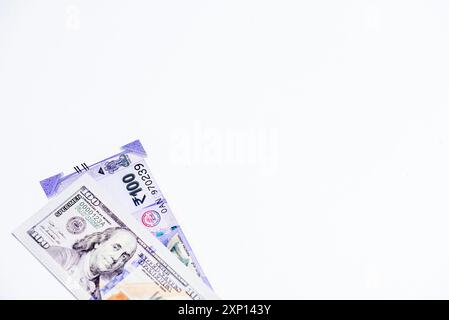 Wechselkurs US-Dollar und indische Währung. Nahaufnahme des US-Dollars und der indischen Währung. Stockfoto