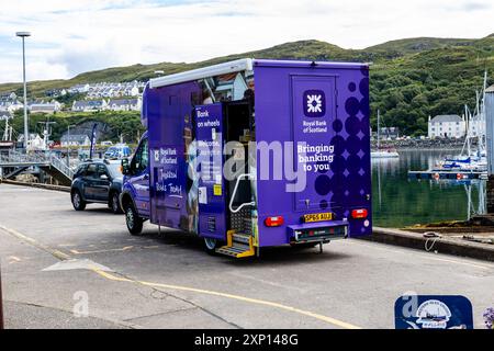 RBS Mobile Banking Transporter, der das Gebiet mit Finanzdienstleistungen der Royal Bank of Scotland versorgt. Der Minibus parkt am Hafen von Mallaig, die Zugangstür ist offen Stockfoto