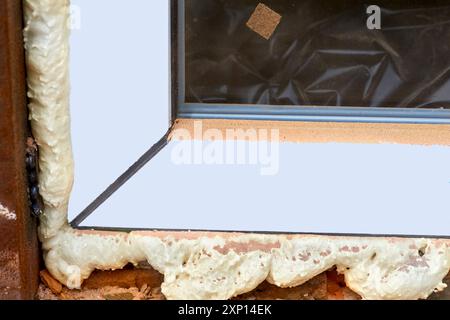 Eine Öffnung in der Wand oder dem Dach eines Gebäudes, das mit Glas ausgestattet ist Stockfoto