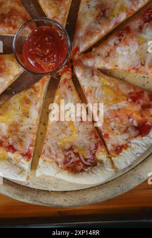 Hausgemachte Pizzen werden in einem Holzkohleofen zubereitet und auf Holztabletts im Restaurant serviert. Hausgemachte Pizza mit gesunden Zutaten und machen Pizza Top Stockfoto