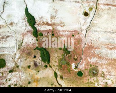 Aus der Vogelperspektive auf kleine tränenartige Seen und Burdur Lake, der aufgrund der globalen Erwärmung und Dürre austrocknet Stockfoto