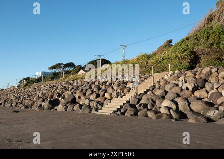 Von Menschen geschaffene Meeresmauer zum Schutz vor Küstenerosion in Paekakariki, Kapiti, Neuseeland Stockfoto