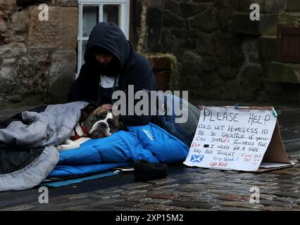 Aktenfoto vom 01/18 eines Obdachlosen und ihres Hundes auf der Royal Mile in Edinburgh. Die schottischen Minister hätten es "völlig versäumt", die Wohnungskrise anzugehen, behaupteten die Liberaldemokraten, da die Zahlen zeigten, dass es durchschnittlich neun Monate dauert, bis ein Obdachloser eine dauerhafte Unterkunft findet. Ausgabedatum: Samstag, 3. August 2024. Stockfoto