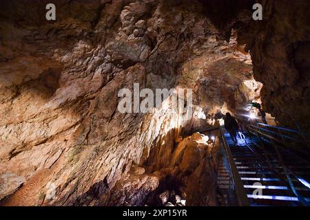 Peking, China. Juli 2024. Ein chinesischer Tourist besucht die Vallorbe-Höhlen in der Schweiz, 28. Juli 2024. Quelle: Lian Yi/Xinhua/Alamy Live News Stockfoto