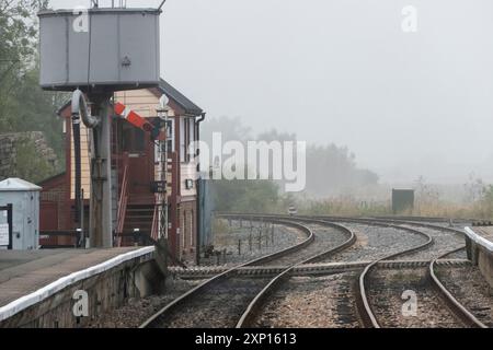 Der Fahrer hat einen Blick von einem 1959er Eisenbahnwaggon auf der Kent and East Sussex Heritage Railway, die von Tenterden nach Bodium fährt Stockfoto