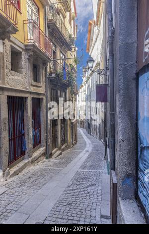 Ein Blick auf eine verlassene Stadtstraße mit Gebäuden auf beiden Seiten und einer Reihe von Treppen, die in die zweite Etage führen Stockfoto