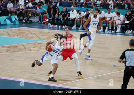 Matthew Strazel aus Frankreich und Andreas Obst aus Deutschland, Basketball, Men&#39;s Gruppenphase – Gruppe B zwischen Frankreich und Deutschland während der Olympischen Spiele Paris 2024 am 2. August 2024 im Stadion Pierre Mauroy in Villeneuve-d&#39;Ascq bei Lille, Frankreich Stockfoto