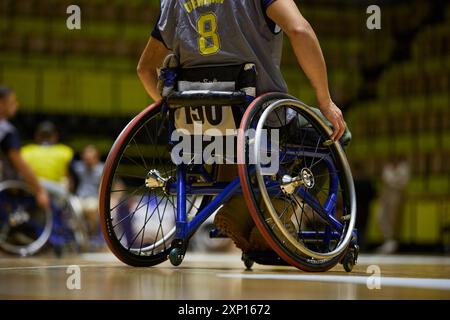 Adaptives Basketballspiel. Athlet im Rollstuhl spielt Teamsport während der Air Force Trials. Kiew - 12. Dezember 2023 Stockfoto