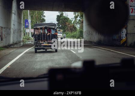 August 2nd2024, Uttarakhand Indien. Künstlerische Aufnahme aus dem Inneren eines fahrenden Fahrzeugs, das einen überfüllten Dreirad (Tuktuk) zeigt, der Menschen in Uttarakhand, in, transportiert Stockfoto