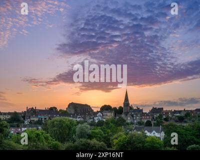 Mittwoch, 31. Juli 2024. Malmesbury, Wiltshire, England - mit einer weiteren Vorhersage für den letzten Tag des Monats, gibt es einen farbenfrohen Himmel davor Stockfoto