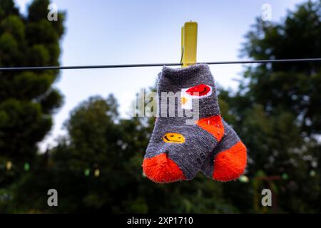 1. Mai 2024, Dehradun Uttarakhand Indien. Kindersocken hängen draußen am Draht. Stockfoto