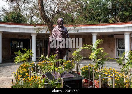 Raj Ghat in Delhi, Indien, 12. Februar 2024 Mahatma Gandhi-Statue in der Nähe des Gedenkwerks an dem Ort, an dem der berühmte indische Führer verbrannt wurde Stockfoto