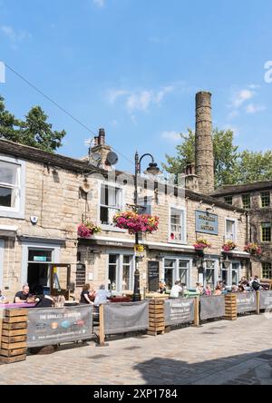 Die Leute saßen vor dem Shoulder of Hammel Pub in Hebden Bridge, Yorkshire, England, Großbritannien Stockfoto