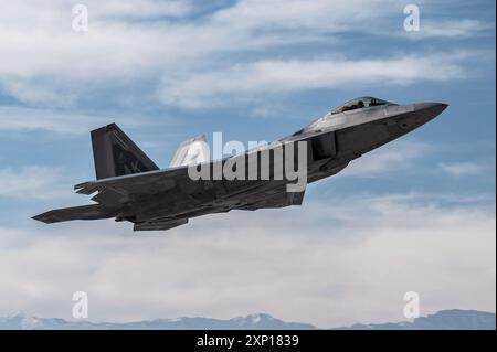 Ein F-22 Raptor, der dem 3. Flügel, Joint Base Elmendorf-Richardson, Alaska zugewiesen ist, startet für die Red Flag-Nellis 24-1-Mission auf der Nellis Air Force Base. Stockfoto