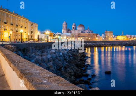 Uferpromenade und Kathedrale, Cadiz, Andalusien, Spanien Stockfoto