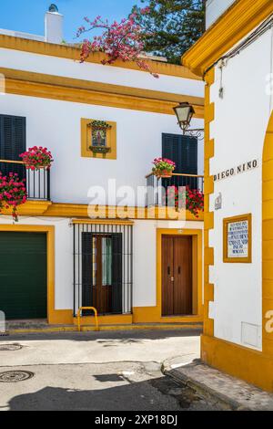 Malerische Straßenecke der Altstadt, El Puerto de Santa Maria, Andalusien, Spanien Stockfoto