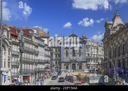 Eine moderne Skyline der Metropole mit einem großen Gebäude mit hohen Nachbarstrukturen im Vordergrund Stockfoto